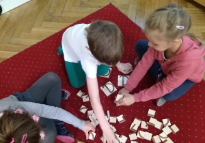 Dzieci układają z klocków konstrukcyjnych litery a